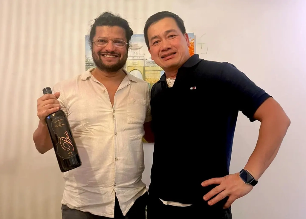 Ashwin with a restaurant owner in Australia with a bottle of Brio Shiraz (hopefully he will open it on 24 July on World Shiraz Day)